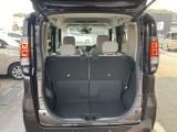 バックドアは大きく開きます。定員乗車時でも十分広いラゲッジスペースを確保しています