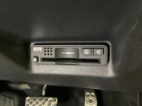 ハンドルの右下にETCがついています。高速道路の料金所の通過も楽々です。 カードの取り出しもしやすい場所についています。
