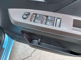運転席パワーウィンドウスイッチとドリンクホルダー