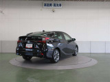 高級車の定番「ダブルウィッシュボーン式」のリヤサスペンションを採用。質感に優れた、心地よい乗車感を実現しています。