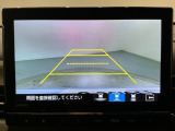 リバースギアに入れるだけで後方の表示へ切り替わります。夜間や雨の日の駐車も楽になりますよ。