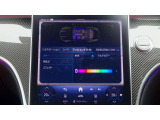 【アンビエントライト】ドア、ダッシュボード、センターコンソールなどの柔らかなLEDの間接光が、室内空間を上質に彩り、ラグジュアリーな雰囲気を醸成します。照明色は64色から選べ、明るさも調整可能。