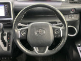 インテリアに合わせたデザインのステアリングは、運転される方のことも考え、運転しやすい形状、大きさです。是非一度、実際に触ってお確かめください。