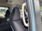 【乗降用グリップ】ルークスは低床フロアで乗降しやすいお車です。が、お子様やご年配の方で乗降しづらい時がある時は、大型で掴みやすいこのグリップをご利用頂くと便利です。