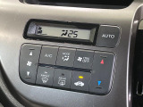 【オートエアコン】一度お好みの温度に設定すれば、車内の温度を検知し風量や温度を自動で調整。暑い&hellip;寒い&hellip;と何度もスイッチ操作をする必要はありません。快適な車内空間には必須の機能ですね♪