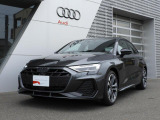 シングルフレームに燦然と輝くAudiのシンボルである4つの輪。4つの自動車メーカーが手を組み、Auto Unionを設立したことに由来します。