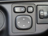 日本の駐車場は幅が広くないところが多くて、乗り降りが大変だったりしますよね。電動ミラーがあれば、室内でミラーをたためるので、駐車するときも便利ですね。