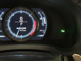 視認性に優れたメーターを採用しており、走行中でも車速や情報が分かりやすく表示されます。運転時の視線移動をむりのない範囲に抑え、快適で安心感のあるドライブをサポートします。