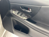 【パワーウインドウ】運転席のスイッチで、各席の窓ガラスの開閉ができます!あると便利ですよね!