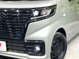 【LEDヘッドライト】悪天候や夜間走行時も良好な視界を確保し安心して運転できる高輝度LEDヘッドライトを装備!点灯速度が早く、消費電力も抑えられています。