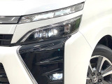 【LEDヘッドライト】悪天候や夜間走行時も良好な視界を確保し安心して運転できる高輝度LEDヘッドライトを装備!点灯速度が早く、消費電力も抑えられています。