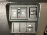 両側電動スライドドアは運転席から操作ができるよう、操作スイッチが付いています。その横にはヘットライトリベライザーのスイッチがついています。道路状況や積荷の加重に応じてライトの高さを調節できます。