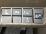 ハンドルの右側にはヘッドライトレベライザーとHondaセンシング用のメインスイッチがついています。ヘッドライトレベライザーは道路状況や積荷の加重に応じてライトの高さを調節できます。