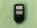 スマートキーを装備しています。鍵を差し込むことなくドアロックの開け閉めと、スタートボタン操作でのエンジンスタートができます。