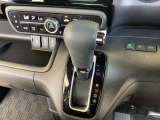 CVT車のセレクトレバーです。低速から高速まで、変速ショックのないスムーズな走りを実現するとともに、エンジン効率のよい領域を維持することで燃費にも貢献します。