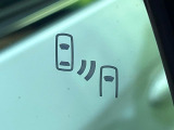 【ブラインドスポットモニター】走行中、ドアミラーの死角になりやすい箇所に後続車が接近するとサイドミラーのレンズに警告を表示!ドライバーに注意喚起をしてくれます。