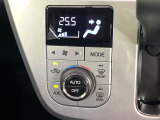 【オートエアコン】一度お好みの温度に設定すれば、車内の温度を検知し風量や温度を自動で調整。暑い&hellip;寒い&hellip;と何度もスイッチ操作をする必要はありません。快適な車内空間には必須の機能ですね♪