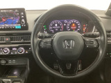 【ハンドル】運転にかかわる様々な操作を安全に行えるように視点移動が少なく操作性に配慮されたスイッチ類が凝縮されたコックピットです。