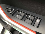 電動格納式ドアミラー付き。 狭い駐車場へ停めた時に、ボタン1つで左右のミラーをたたむ事ができます。