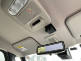 車両後方のカメラ映像を映し出し、車内の状況や、天候などに影響されずいつでもクリアな後方視界が得られるインテリジェントル-ムミラ-が装備されております。