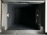 何かと便利なグローブボックス。メンテナンスノートや車検証、ちょっとしたメモと筆記用具等を入れておくとあればもしもの時にも便利ですね。