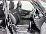 運転席・助手席ともにアームレスト付で長時間のドライヴも疲れにくいです!