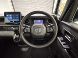 ハンドルにHondaセンシング系のクルーズコントロールやレーンキープアシストなどのスイッチと、オーディオの操作スイッチが装備されています。ハンドルから手を離さず安全に操作できます。