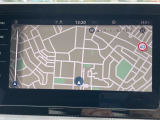 スマートフォン用アプリ[Apple CarPlay][Android Auto]対応の純正ナビ Discover Pro を装備、ラジオ、地デジTV、Bluetoothハンズフリー通話にも対応。