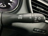 【オートライト】車のセンサーが周囲の明るさを感知し、自動でヘッドライトを点灯・消灯する機能です。この機能は夕暮れ時の交通事故が多い時間帯の安全性を高めてくれます。
