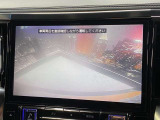 【バックカメラ】運転席から画面上で安全確認ができます。駐車が苦手な方にもオススメな便利機能です。
