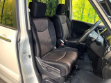 運転席まわりには十分なスペースがあり、大柄な方でもゆったり運転していただける環境です。