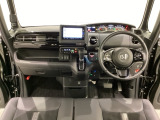 車内は光触媒抗菌消臭施工済です。インパネ周りはスタイリッシュなデザインで機能や装備も充実しています。グローブボックスやカップホルダーのほかにトレーなどたくさんの収納スペースが付いています。