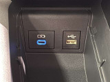 充電用USB端子付き。スマートフォンなどの充電に便利です。