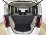 開口部も広く荷物の積み下ろしもしやすいお車となっております。シートの背もたれは5:5の割合で背もたれを可倒でき、前後のシートスライドもできるので荷室をひろげることができます。