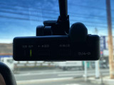 【ドライブレコーダー】走行中の映像を記録します。事故などのトラブル時に確認ができ、証拠映像としても役に立つだけでなく、危険運転などの抑止にも効果があります。