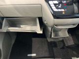 車検証入れになどにも使える便利な収納BOXあります。