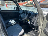 ゆとりをもって運転できる広くて快適な室内。広々ドアの開閉部で乗り降りもラクラク!さらに消毒済みなので安心ですよ!