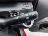スイッチをオートに設定しておけば、車外の明るさに応じて自動的にヘッドランプを点灯・消灯します。夕暮れ時やトンネルの続く山道などを走行する時に便利なコンライトを装備しています。