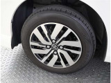 かっこいいホイールですね。 車のイメージを大きく左右するホイール部分はコダワリを持ちたいですね。