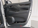 運転席ドア内張はご覧の通り。ドアポケットの収納もバッチリです
