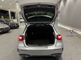 ゆったりとしたトランクルームでございます。たくさんのお荷物の車載が可能でございます。
