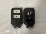 スマートキーを装備しています。鍵を差し込むことなくドアロックの開け閉めと、スタートボタン操作でのエンジンスタートができます。スペアキーも同じものを用意しております。