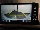 リバースギアに入れるだけで後方の表示へ切り替わります。夜間や雨の日の駐車も楽になりますよ。