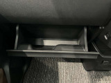 車検証入れになどにも使える便利な収納BOXあります。