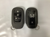 スマートキーを装備しています。鍵を差し込むことなくドアロックの開け閉めと、スタートボタン操作でのエンジンスタートができます。ボタン操作でトランクが開けられる電動テールゲートのボタンもついています。