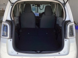シートを倒せばラゲッジスペースも広々。仕事に、趣味に。とても頼もしいパートナーになる車です。