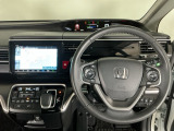 【ハンドル】運転にかかわる様々な操作を安全に行えるように視点移動が少なく操作性に配慮されたスイッチ類が凝縮されたコックピットです。