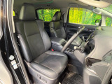 運転席まわりには十分なスペースがあり、大柄な方でもゆったり運転していただける環境です。