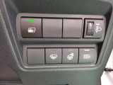 寒冷地仕様のため、ワイパーの凍結を防止するワイパーデアイサーのスイッチがあります。寒い時期、ワイパーが凍って動かなくなるのを防ぎます。