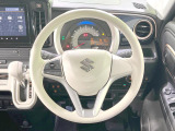 インテリアに合わせたデザインのステアリングは、運転される方のことも考え、運転しやすい形状、大きさです。是非一度、実際に触ってお確かめください。